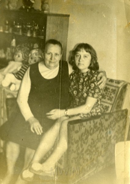 KKE 4499.jpg - Helena Wierzbicka z wnuczką Lilą, Małodeczno, 1979 r.
